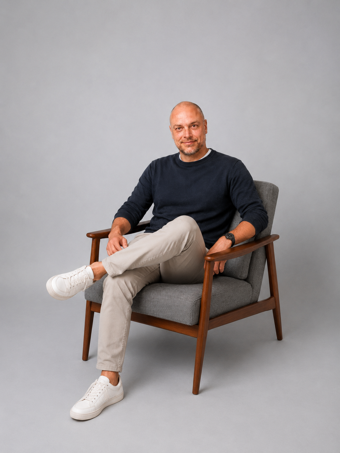Michael Bang siddende i en stol
